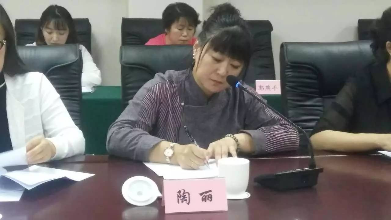 锡林郭勒盟妇联副主席陶丽主持并讲话